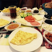 Das Foto wurde bei Mavi Kahvaltı &amp;amp; Cafe von Aycan İ. am 10/25/2015 aufgenommen