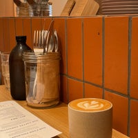 6/13/2023 tarihinde Foodiesziyaretçi tarafından Lola&amp;#39;s Cafe'de çekilen fotoğraf