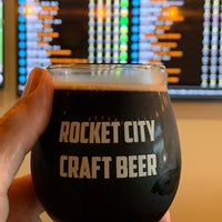 รูปภาพถ่ายที่ Rocket City Craft Beer โดย Brian A. เมื่อ 7/16/2019