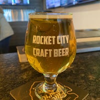 รูปภาพถ่ายที่ Rocket City Craft Beer โดย Brian A. เมื่อ 2/28/2020