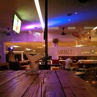 Foto tirada no(a) Timbar - Lounge Bar &amp;amp; Restaurant por Jyn L. em 11/21/2013
