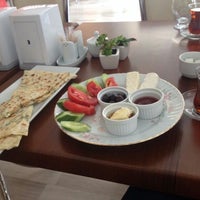 Foto tomada en Oyalı Sini Yöresel Ev Yemekleri ve Kahvaltı  por ♧Rula J. el 9/27/2014
