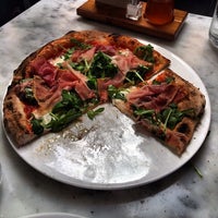 Photo prise au Michael&#39;s Pizzeria par Matthew T. le10/9/2013