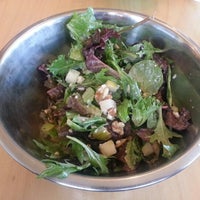 Photo taken at MAD Greens - Eat Better by Jason Y. on 10/9/2012