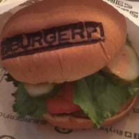 Foto diambil di BurgerFi oleh Nedake G. pada 9/3/2017