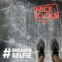 รูปภาพถ่ายที่ Nice Kicks โดย Roger C. เมื่อ 8/20/2017