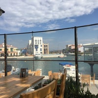 Das Foto wurde bei Deniz&#39;in Mutfağı Balık Restoran von Ege Sevcan C. am 10/7/2017 aufgenommen