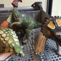 4/8/2015 tarihinde Mike S.ziyaretçi tarafından Dinosaur Hill Toys'de çekilen fotoğraf
