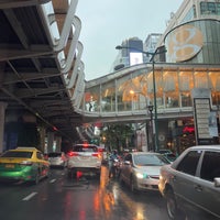Photo taken at Ratchaprasong Skywalk by Bow M. on 8/31/2022