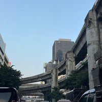 Photo taken at Ratchaprasong Skywalk by Bow M. on 10/19/2022