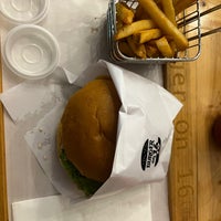 Снимок сделан в Burger On 16 пользователем Alhakim A. 11/19/2022