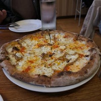 Foto diambil di Razza Pizza Artiginale oleh Vijay K. pada 2/10/2024