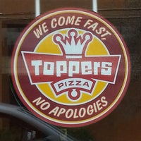 รูปภาพถ่ายที่ Toppers Pizza โดย Roy R. เมื่อ 12/23/2013