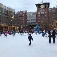 Foto tomada en Rockville Town Square Ice Skating Rink  por Heather el 12/31/2016