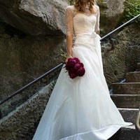 4/30/2014 tarihinde Moira Hughes Couture Wedding Dressesziyaretçi tarafından Moira Hughes Couture Wedding Dresses'de çekilen fotoğraf