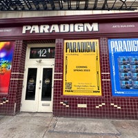 Foto tirada no(a) Paradigm Gallery + Studio por Tracy L. em 5/29/2023