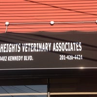 Foto tirada no(a) Heights Veterinary Associates por Mike J. em 11/17/2012