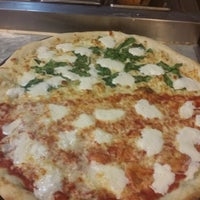 Foto tirada no(a) Roebling Pizza por Roebling P. em 6/11/2015