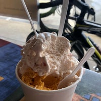 Foto diambil di Tropical Ice Cream Cafe oleh Rory N. pada 7/7/2019