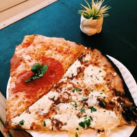 Photo prise au Best Pizza par 🐓 le4/26/2015
