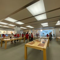 Photo taken at Apple Chatswood Chase by Esben Theis J. on 1/27/2022