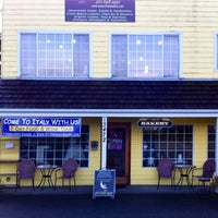 Foto scattata a Monicas Waterfront Bakery And Cafe da 💜ⓒⓗⓡⓘⓢⓣⓘⓝⓐ . il 3/28/2012