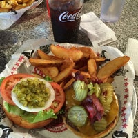 Photo taken at Fuddruckers by Gaby B. on 7/9/2016