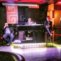 Снимок сделан в Miniatür Bar пользователем Parul Z. 10/10/2015