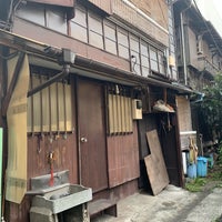 Photo taken at 北品川の古い民家の家並み by Hiroshi K. on 7/2/2019