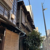 Photo taken at 北品川の古い民家の家並み by Hiroshi K. on 2/19/2019