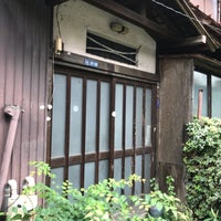 Photo taken at 北品川の古い民家の家並み by Hiroshi K. on 9/24/2018