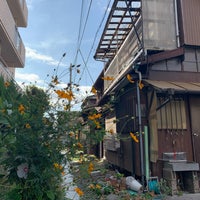 Photo taken at 北品川の古い民家の家並み by Hiroshi K. on 9/19/2019