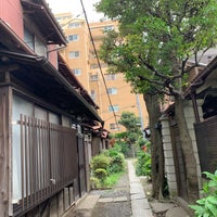 Photo taken at 北品川の古い民家の家並み by Hiroshi K. on 10/14/2018