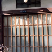 Photo taken at 北品川の古い民家の家並み by Hiroshi K. on 2/19/2019
