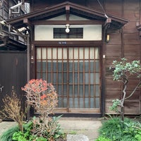 Photo taken at 北品川の古い民家の家並み by Hiroshi K. on 12/25/2018