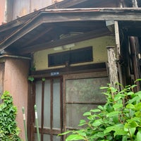 Photo taken at 北品川の古い民家の家並み by Hiroshi K. on 6/2/2019
