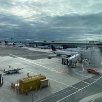 รูปภาพถ่ายที่ Terminal 1 โดย Petya K. เมื่อ 9/8/2023