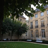 Photo taken at Jardin de l’Hôtel Lamoignon by Amber Z. on 9/29/2018