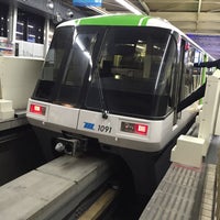 Photo taken at Monorail Hamamatsuchō Station (MO01) by ﾛｸｻﾝ on 1/5/2016