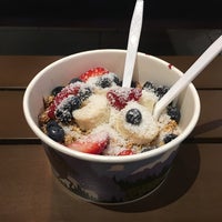 รูปภาพถ่ายที่ Skoki&amp;#39;s Waffle and Frozen Yogurt โดย Dana เมื่อ 10/4/2017
