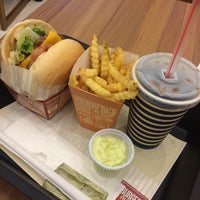 Photo taken at Burger Lovers by Everton S. on 12/4/2015