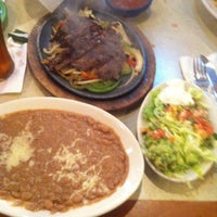 Foto scattata a La Parrilla Mexican Restaurant da Christine W. il 12/22/2014