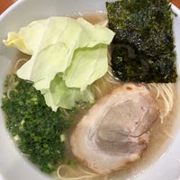 Photo taken at ぶたの旨味らーめん とんくる by impiegato_jp on 9/27/2018