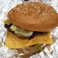 Foto tirada no(a) Five Guys por Aleks B. em 3/11/2019