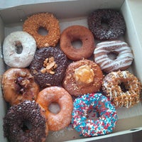 Foto tirada no(a) Top That Donuts por Justin C. em 8/8/2014