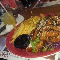 Photo taken at TGI Friday&amp;#39;s by Friedelien B. on 3/27/2018