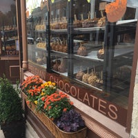 Photo taken at Amy&amp;#39;s Candy Kitchen &amp;amp; Gourmet Caramel Apples by Jeff M. on 9/26/2015