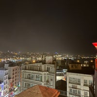 Foto scattata a Roof Mezze 360 Restaurant da Plamen S. il 10/1/2022