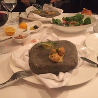 Foto scattata a Caviar Seafood Restaurant da Drsrdr il 12/31/2015