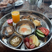 Das Foto wurde bei Iran Zamin Restaurant von Ahmet T. am 5/27/2022 aufgenommen